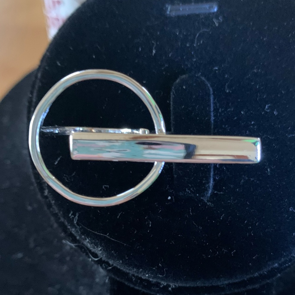 🆕 Modern Silvertone two finger ring. Very Stylish